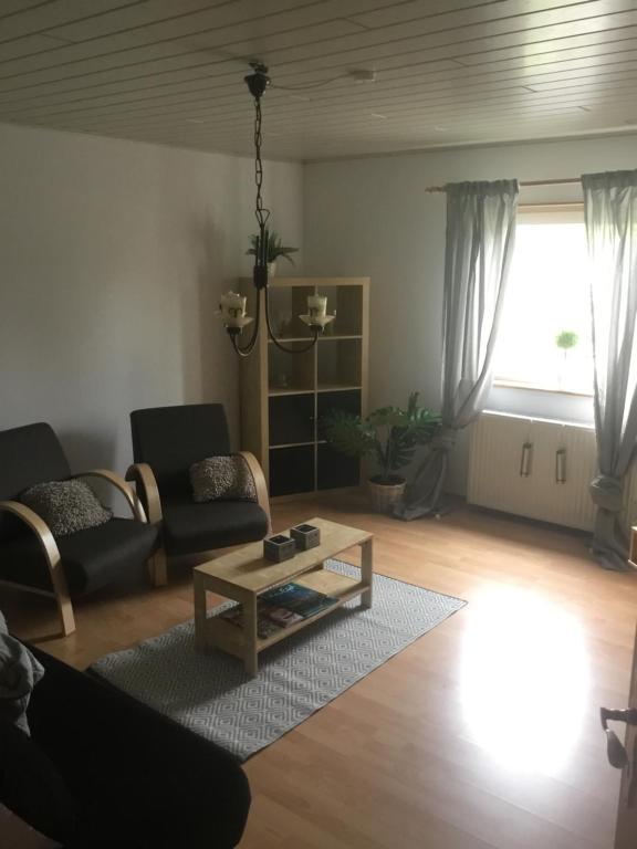 ein Wohnzimmer mit einem Sofa und einem Couchtisch in der Unterkunft Weinstraße 2 in Höchstberg