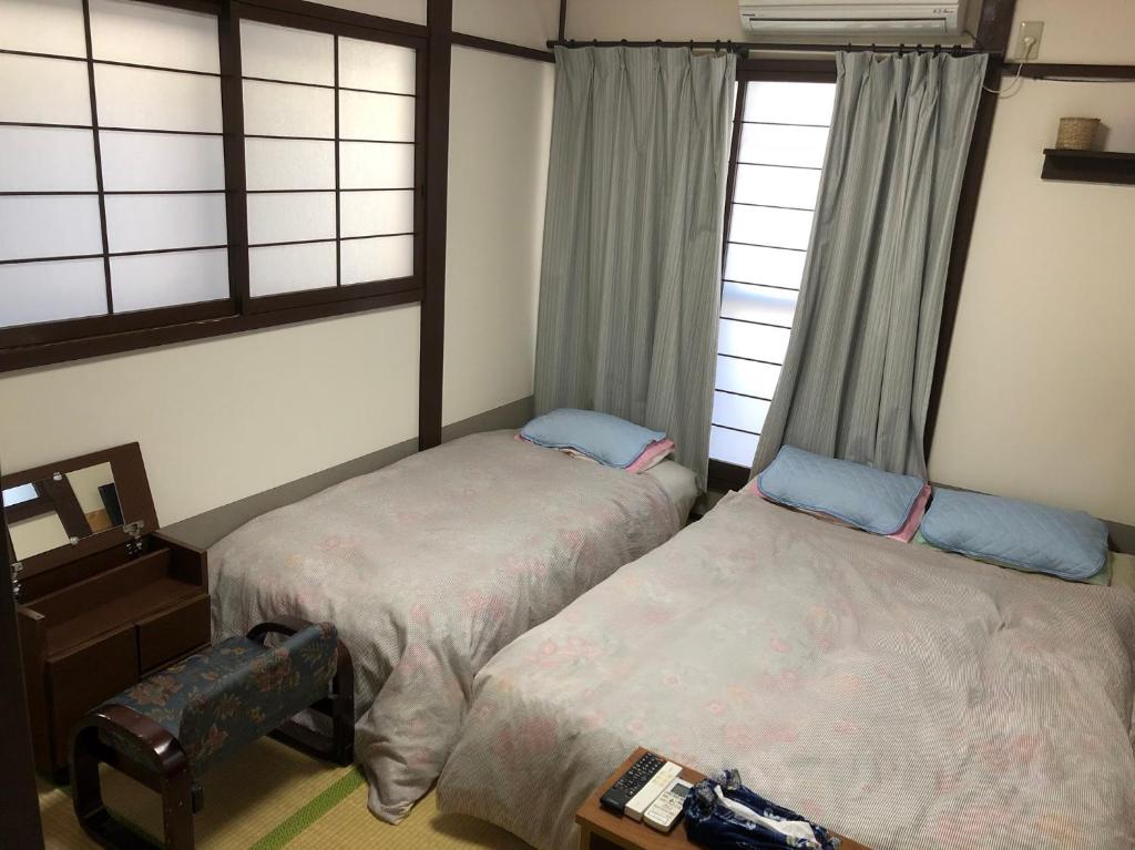 En eller flere senge i et værelse på Ryokoheya Awajikan