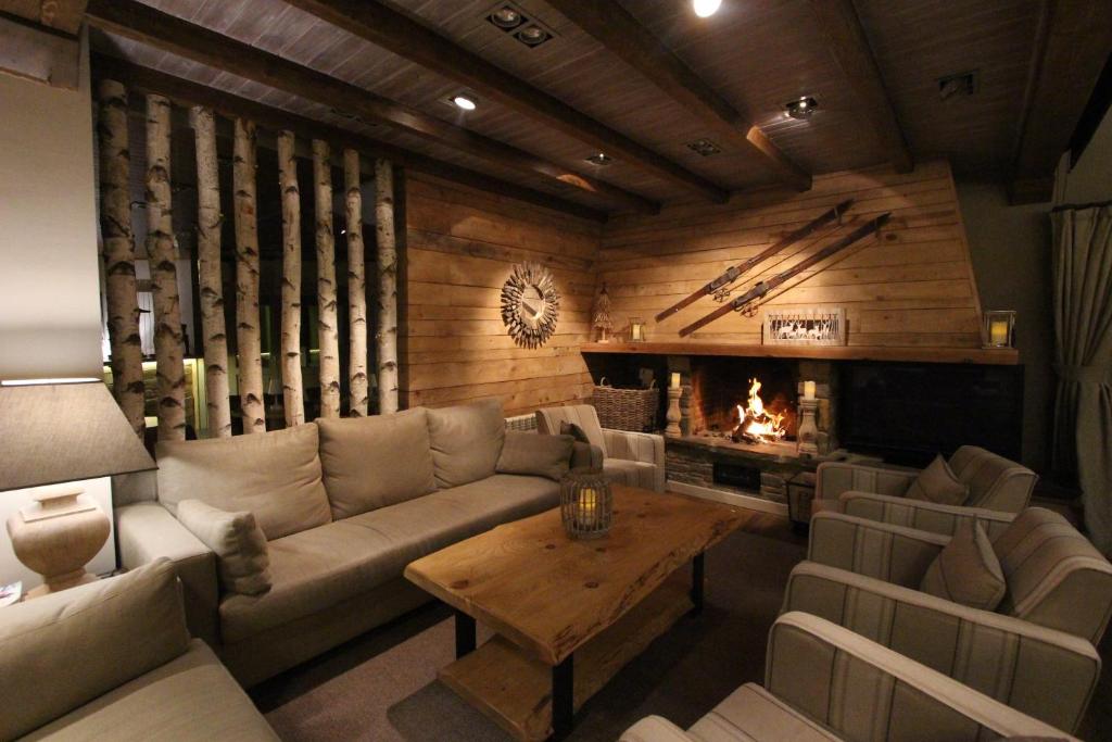 バケイラ・ベレットにあるEira Ski Lodgeのリビングルーム(ソファ、暖炉付)