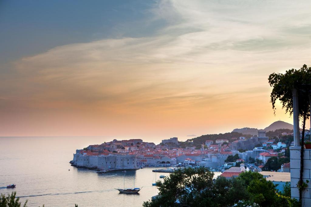 Apartment Dove with sea view and free parking