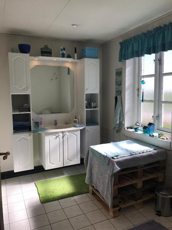 Kuchyň nebo kuchyňský kout v ubytování Tranum Lys og Glas