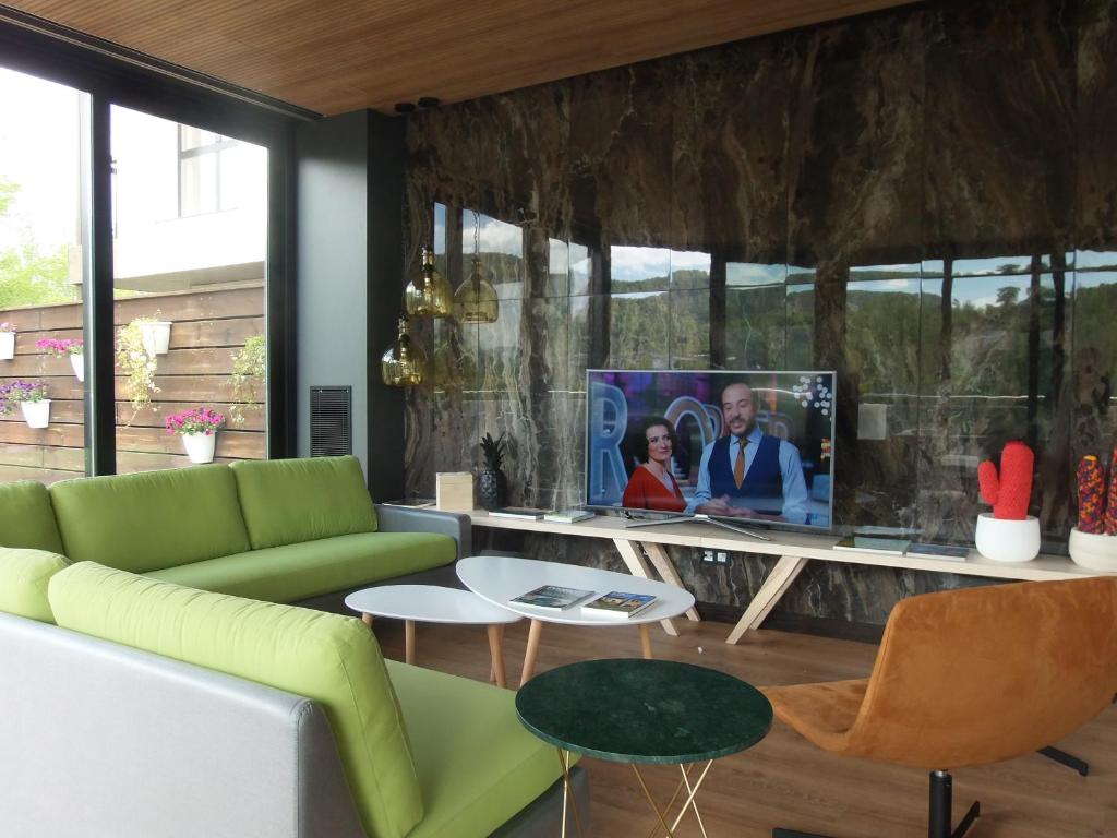 Una televisión o centro de entretenimiento en Hotel Sanchez
