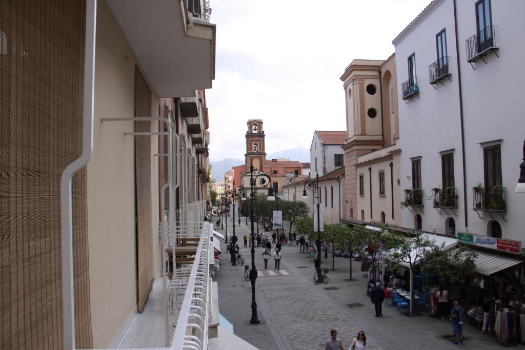 een straat in een stad waar mensen op de stoep lopen bij Francesco Suite in Sorrento