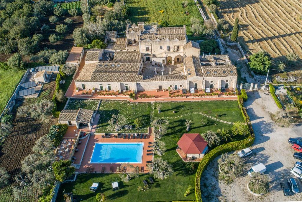 eine Luftansicht eines Herrenhauses mit Pool in der Unterkunft Torre Don Virgilio Country Hotel in Cannizzara