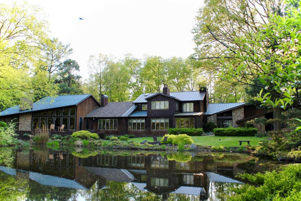 una grande casa con un laghetto di fronte di The Inn at White Oak a Gettysburg