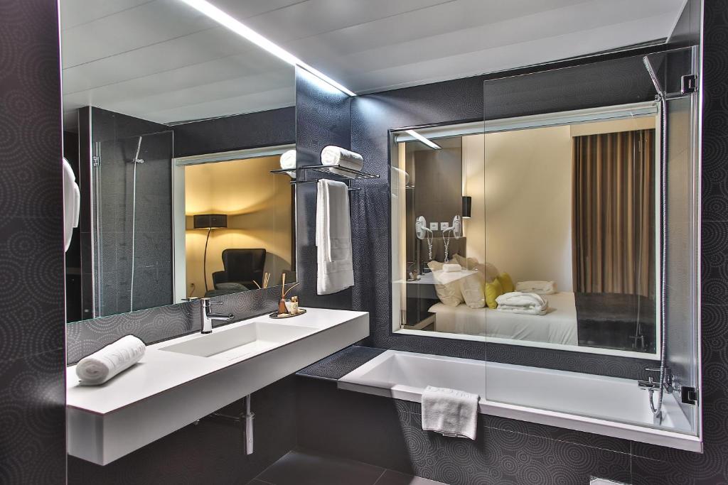Koupelna v ubytování Delfim Douro Hotel