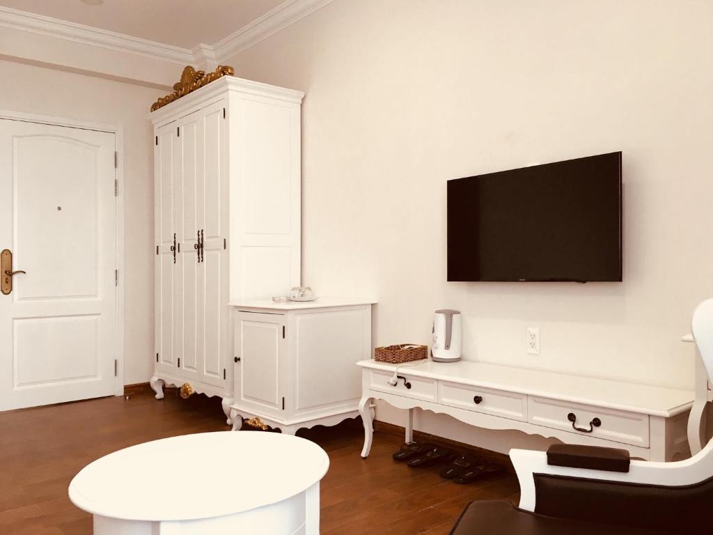 TV a/nebo společenská místnost v ubytování Carita Hotel