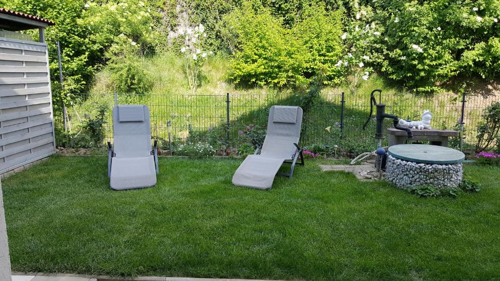 2 Liegestühle und ein Tisch im Hof in der Unterkunft Ferienwohnung Andreas in Herbolzheim