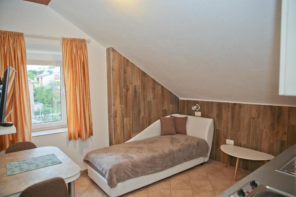 ein Schlafzimmer mit einem Bett in einem Zimmer mit einem Fenster in der Unterkunft Guesthouse Anita in Kotor