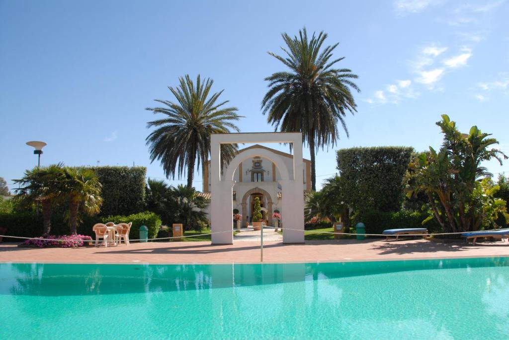 A piscina localizada em Hotel Villa Palocla ou nos arredores