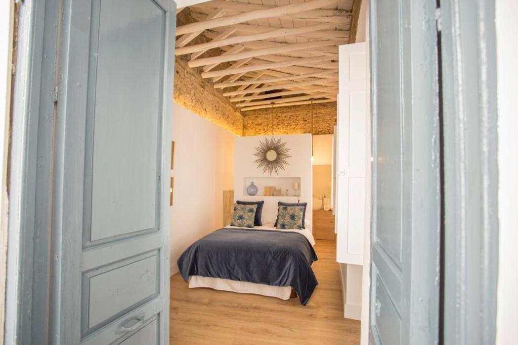 een slaapkamer met een bed in een kamer bij Casa Poeta Cordobés Ricardo Molina in Córdoba