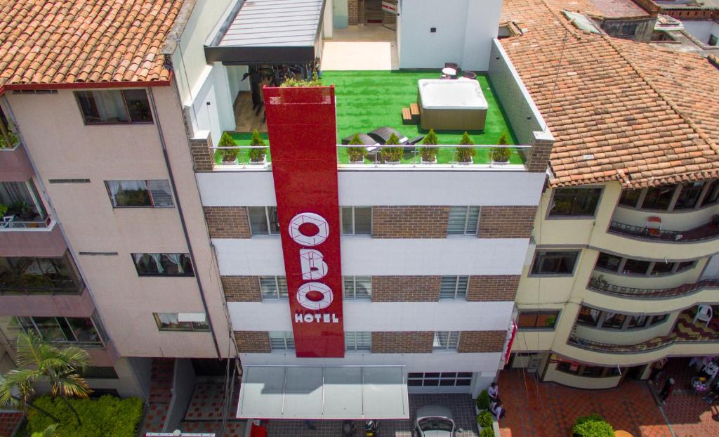 Una vista aérea de un edificio con un letrero rojo. en Obo Hotel, en Medellín