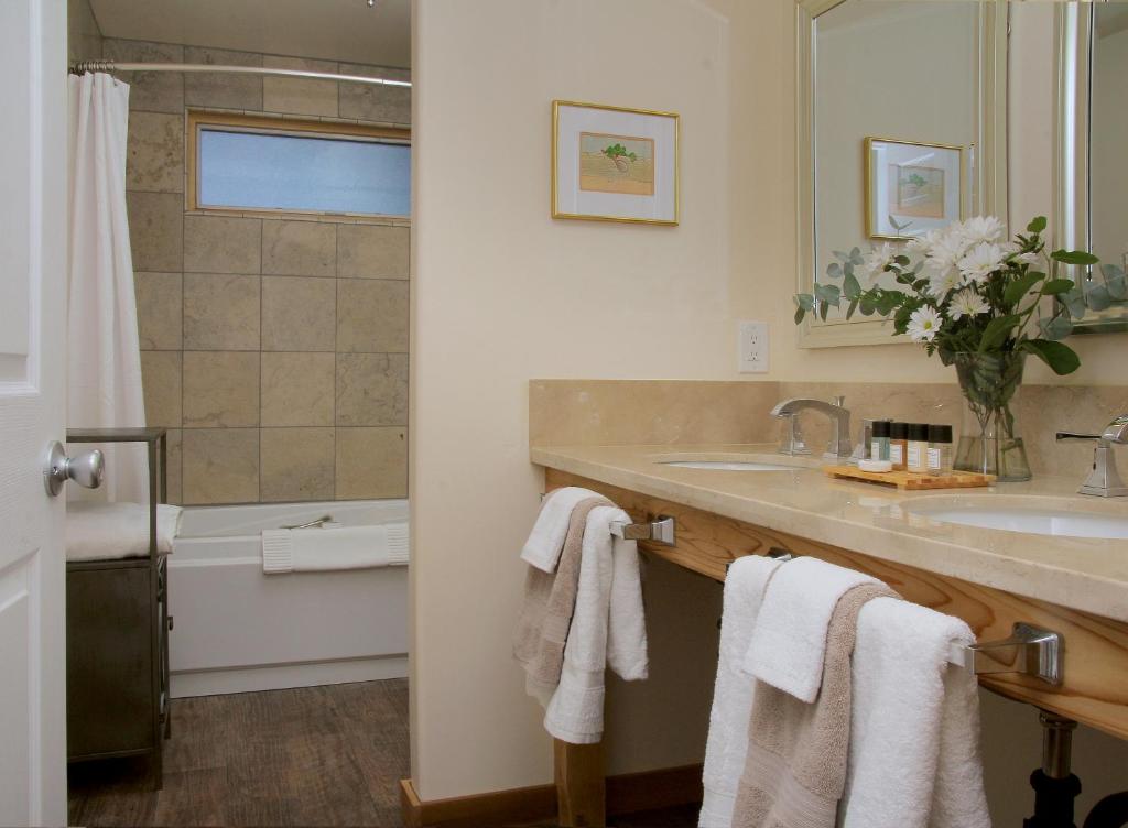 Courtwood Inn - King Room With Spa Bath