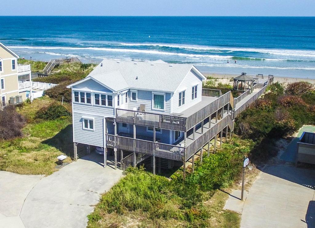una vista aerea di una casa sulla spiaggia di Anna a Poplar Branch