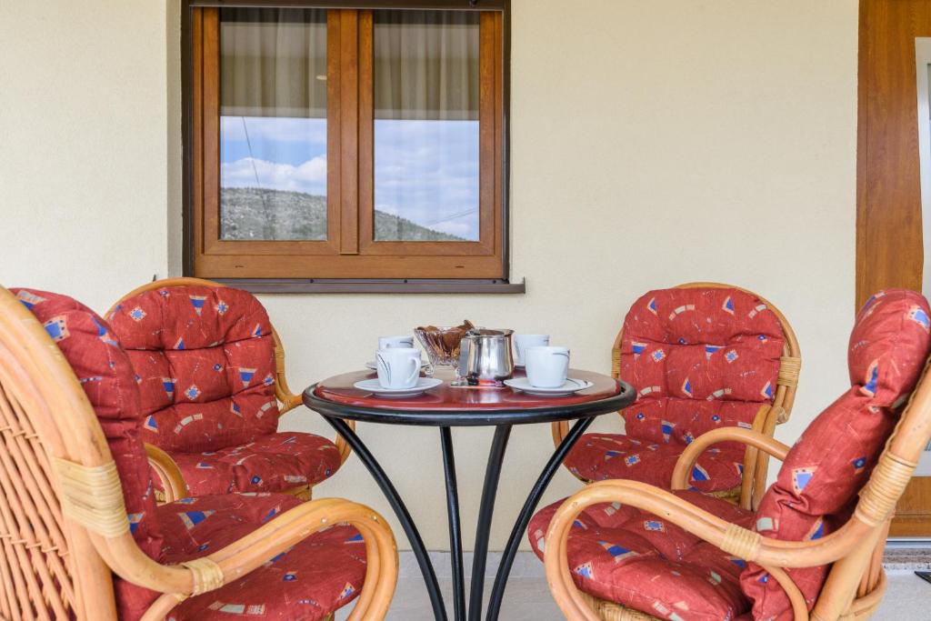 Posedenie v ubytovaní Apartmani Marko i Ana