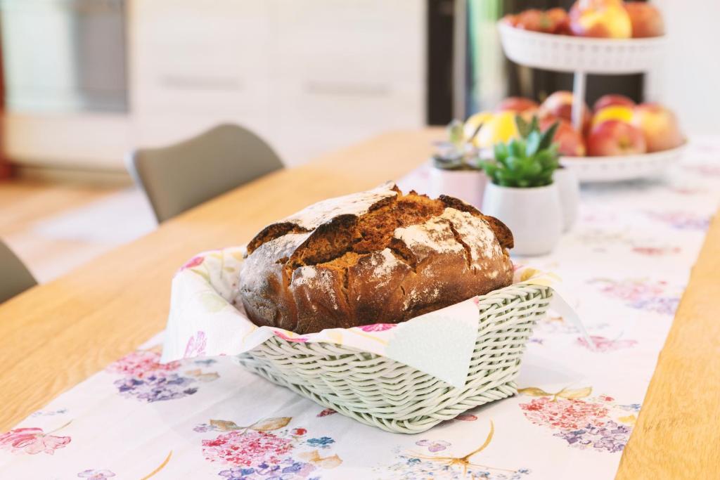 a loaf of bread in a basket on a table at Auszeit beim Oswald in Micheldorf in Oberösterreich