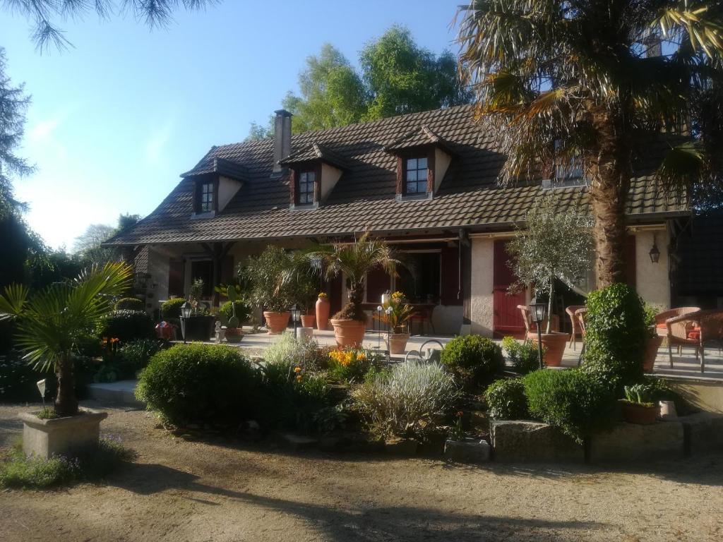 a house with a lot of plants in front of it at La Renaudiere en bourgogne in Gergy