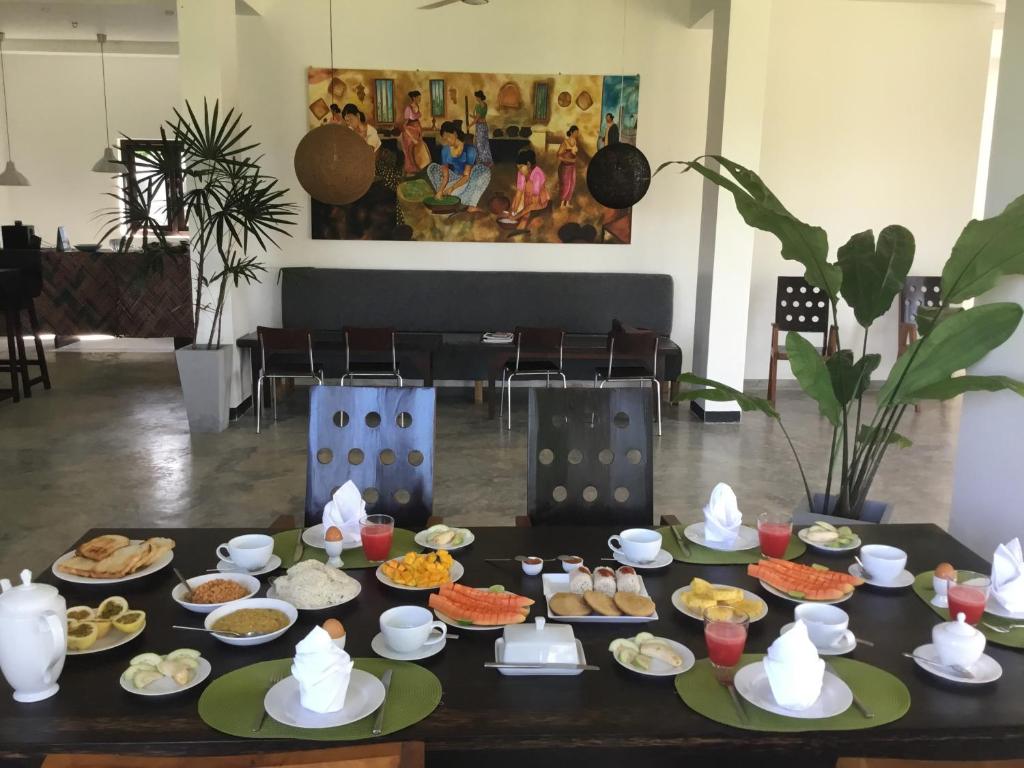 een tafel met borden eten erop bij Sath Villa Naadi Ayurveda Resort in Moragalla