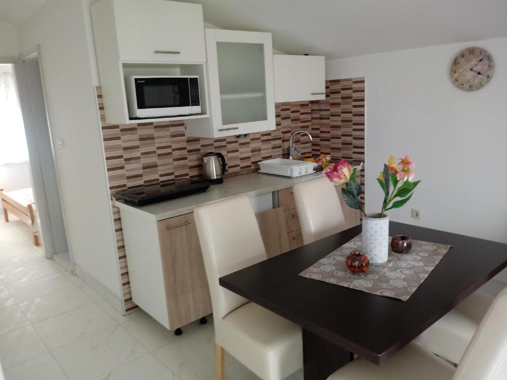 Kuchyňa alebo kuchynka v ubytovaní Apartmani Fran Vir