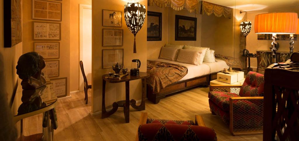 sypialnia z łóżkiem, stołem i krzesłem w obiekcie B&B Villa dei Calchi - Suite Room di Charme w mieście San Felice sul Panaro