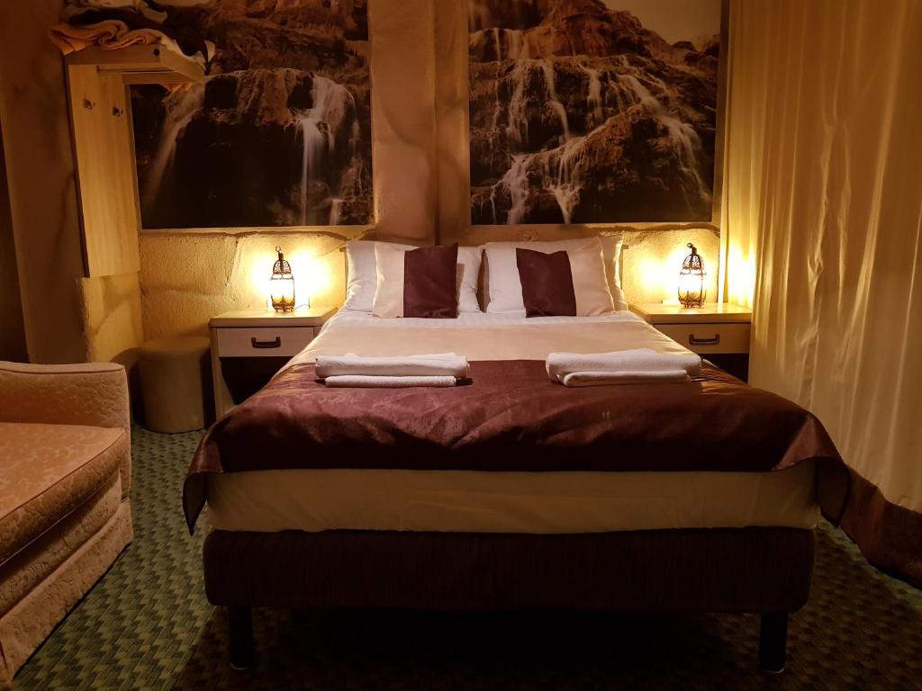Postel nebo postele na pokoji v ubytování Petra Hotel