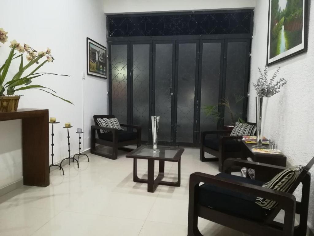 a living room with black chairs and a table at Mi Bella Santa Cruz in Santa Cruz de la Sierra