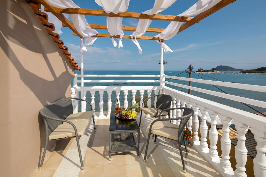 ラガナスにあるMARE BLU STUDIOS & SUITESの海を望むバルコニー(テーブル、椅子付)