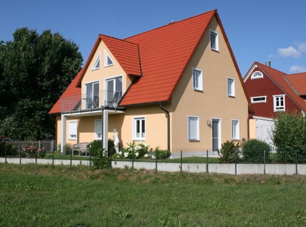 Muhr amSeeにあるFerienwohnungen Schlossblickのオレンジ色の屋根の家