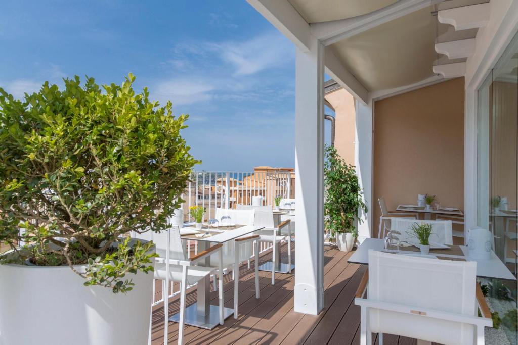 balkon ze stołami i krzesłami w budynku w obiekcie Townhouse Tropea w Tropei