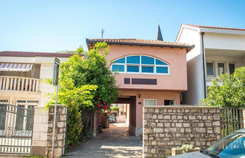 una casa con una puerta delante de ella en Guesthouse Stari Grad, en Mostar