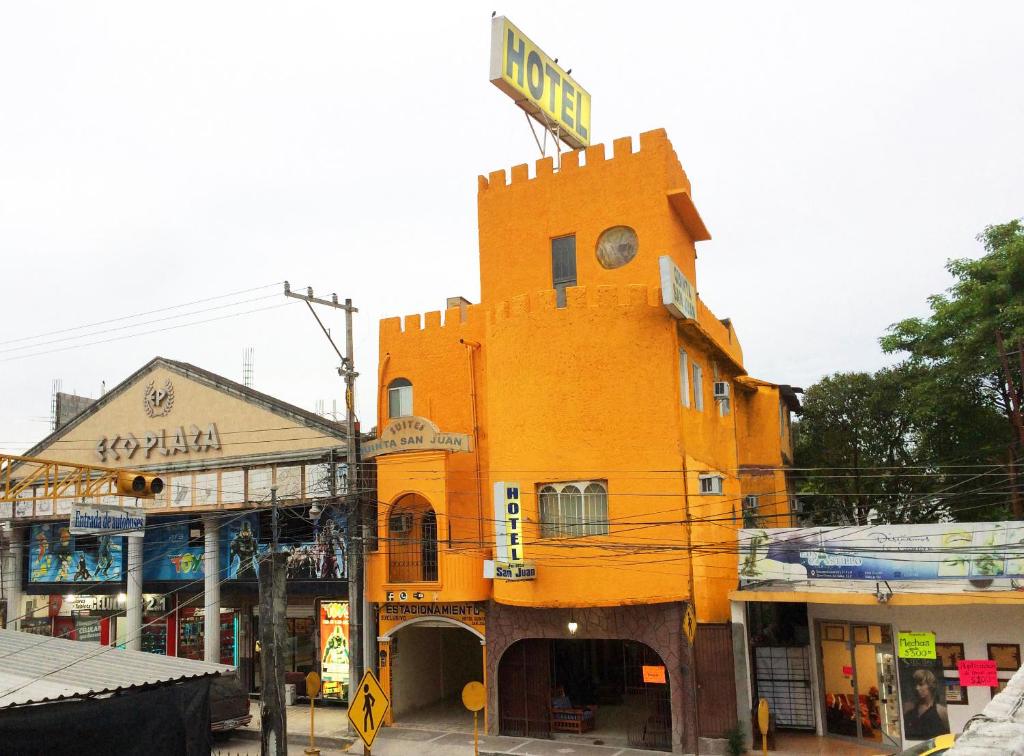 ein gelbes Gebäude mit einem Schild darüber in der Unterkunft Hotel Quinta San Juan in Ciudad Valles