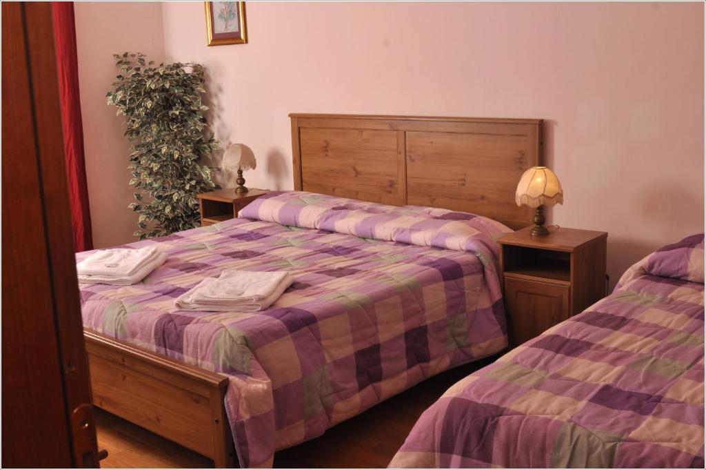 Łóżko lub łóżka w pokoju w obiekcie Gialel Guesthouse