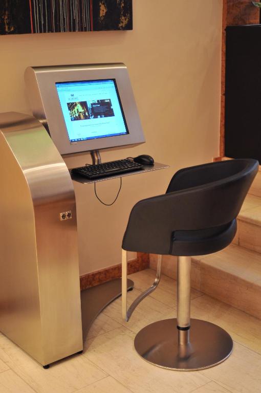 TV a/nebo společenská místnost v ubytování MonarC Hotel