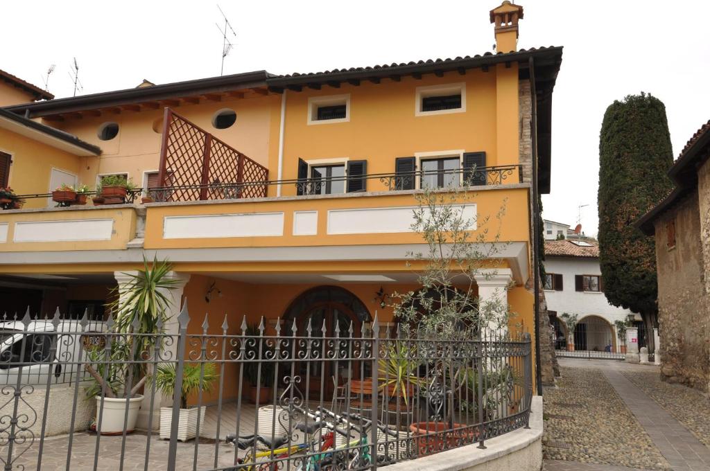 パデンゲ・スル・ガルダにあるCasa di Olgaの黄色い家