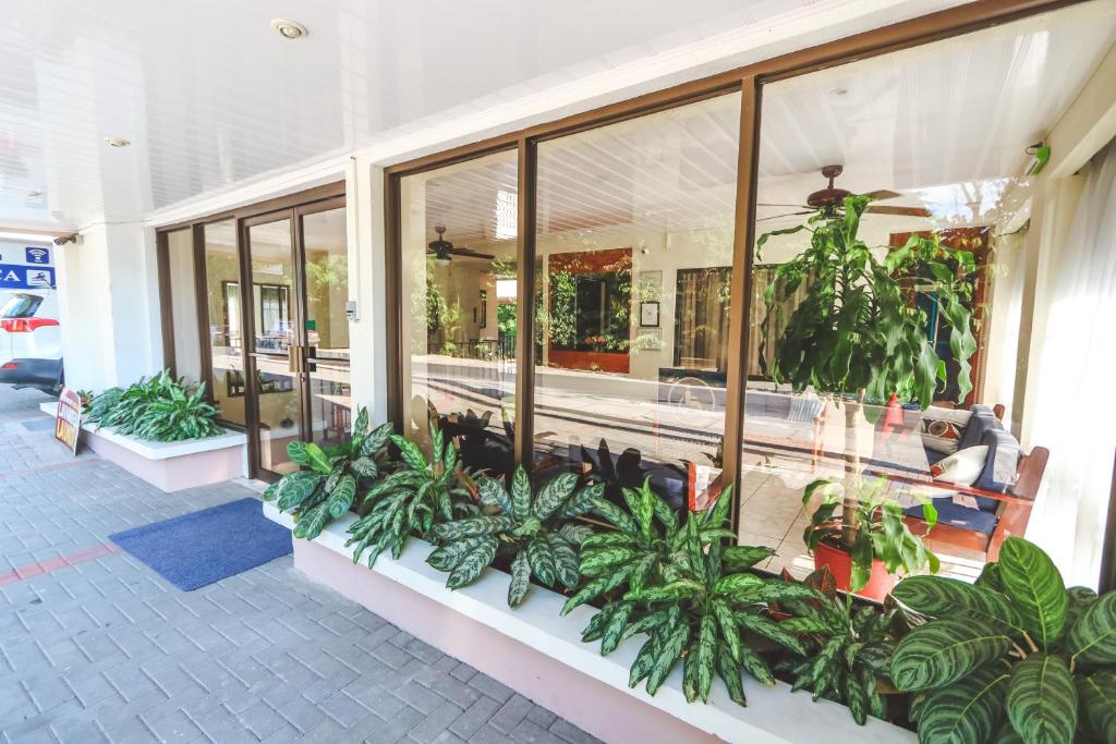 a lobby with a bunch of plants in a building at Hotel Flor Blanca in Manuel Antonio