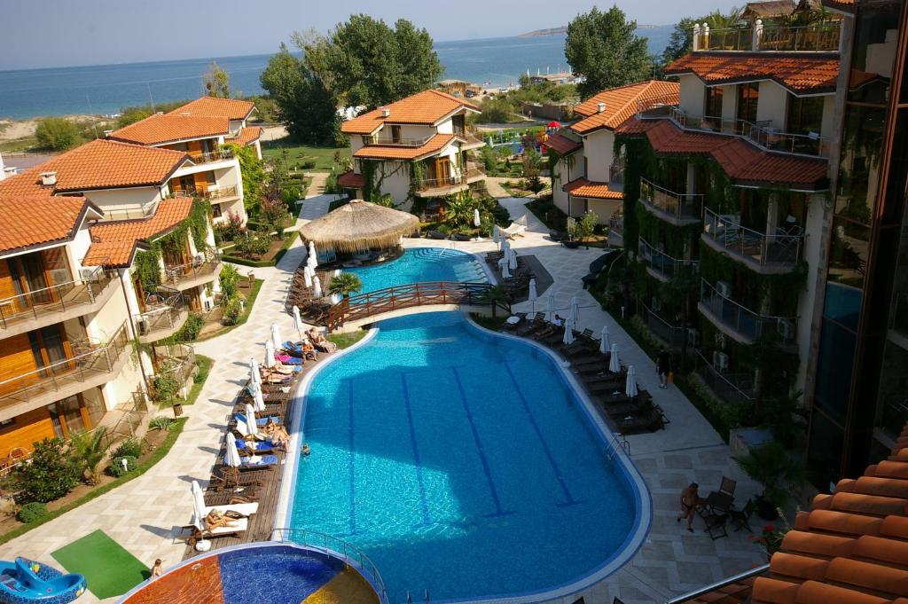 een uitzicht over een zwembad in een resort bij Laguna Beach Resort & Spa in Sozopol