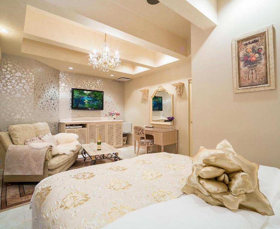 Hotel Star Dust (Adult Only) في هيروشيما: غرفة نوم مع سرير وغرفة معيشة