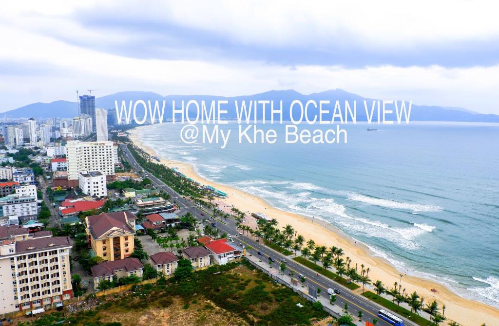 una vista del océano y una playa con las palabras wow casa con vistas al océano en Beach View Home Mỹ Khê Đà Nẵng, en Da Nang