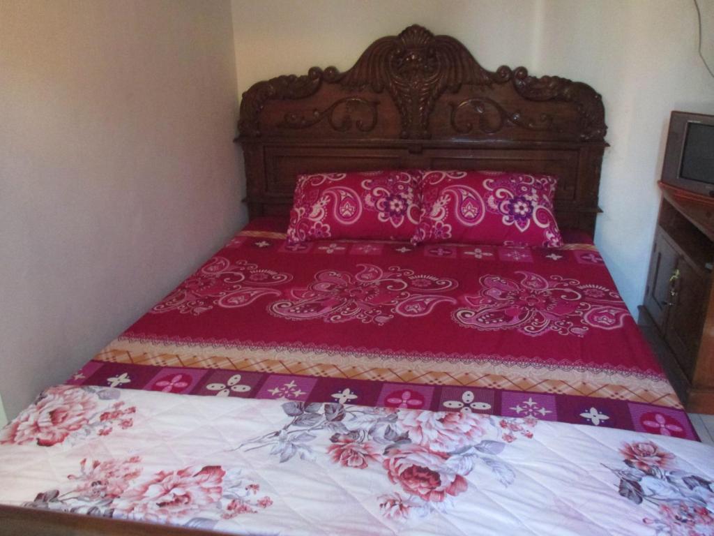 Postel nebo postele na pokoji v ubytování Rumah Ukhi Guest House