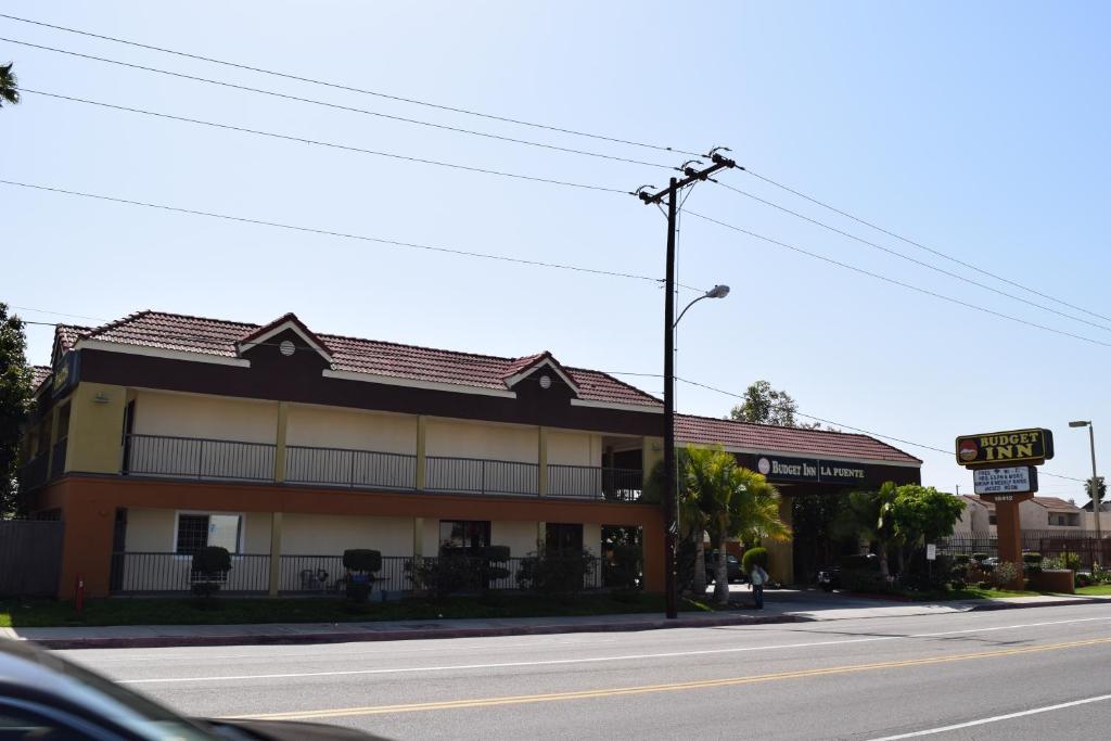 een gebouw aan de straatkant bij Budget Inn in La Puente