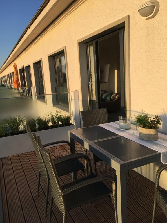 une table noire et des chaises sur un balcon dans l'établissement Apartment Meeresrauschen -mit Meerblick oberstes OG, à Binz