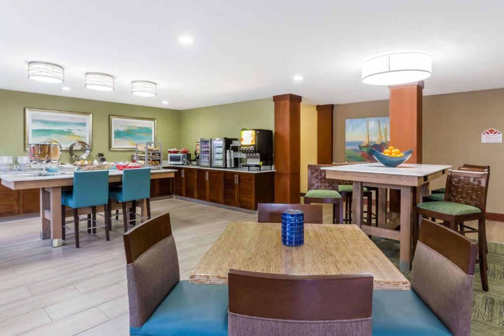 Kuchyň nebo kuchyňský kout v ubytování Hawthorn Extended Stay by Wyndham Naples