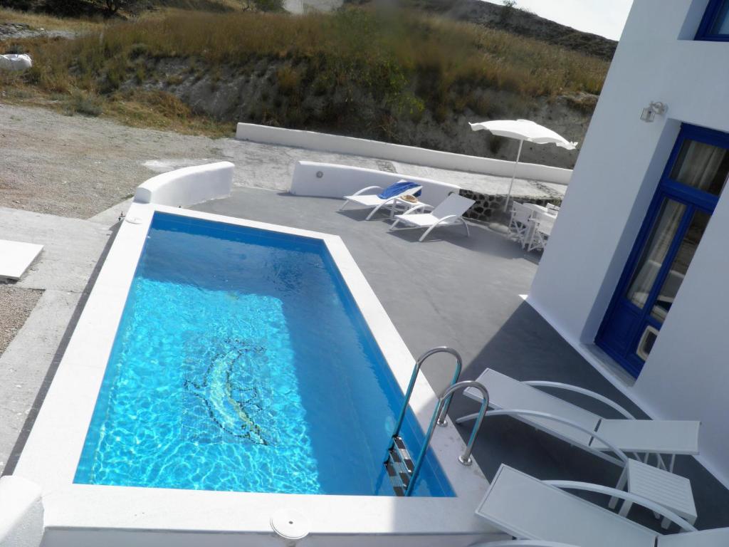 Bazén v ubytování Santorini Traditional Suites nebo v jeho okolí