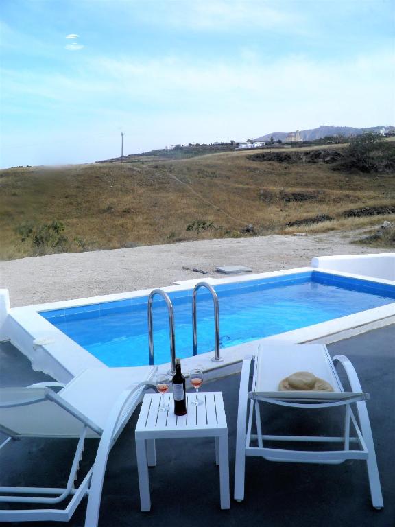 Bazén v ubytování Santorini Traditional Suites nebo v jeho okolí