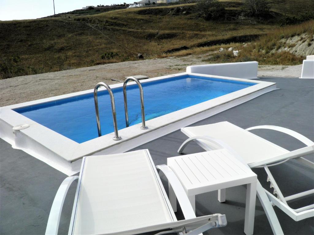 Bazén v ubytování Santorini Traditional Suites nebo v jeho okolí