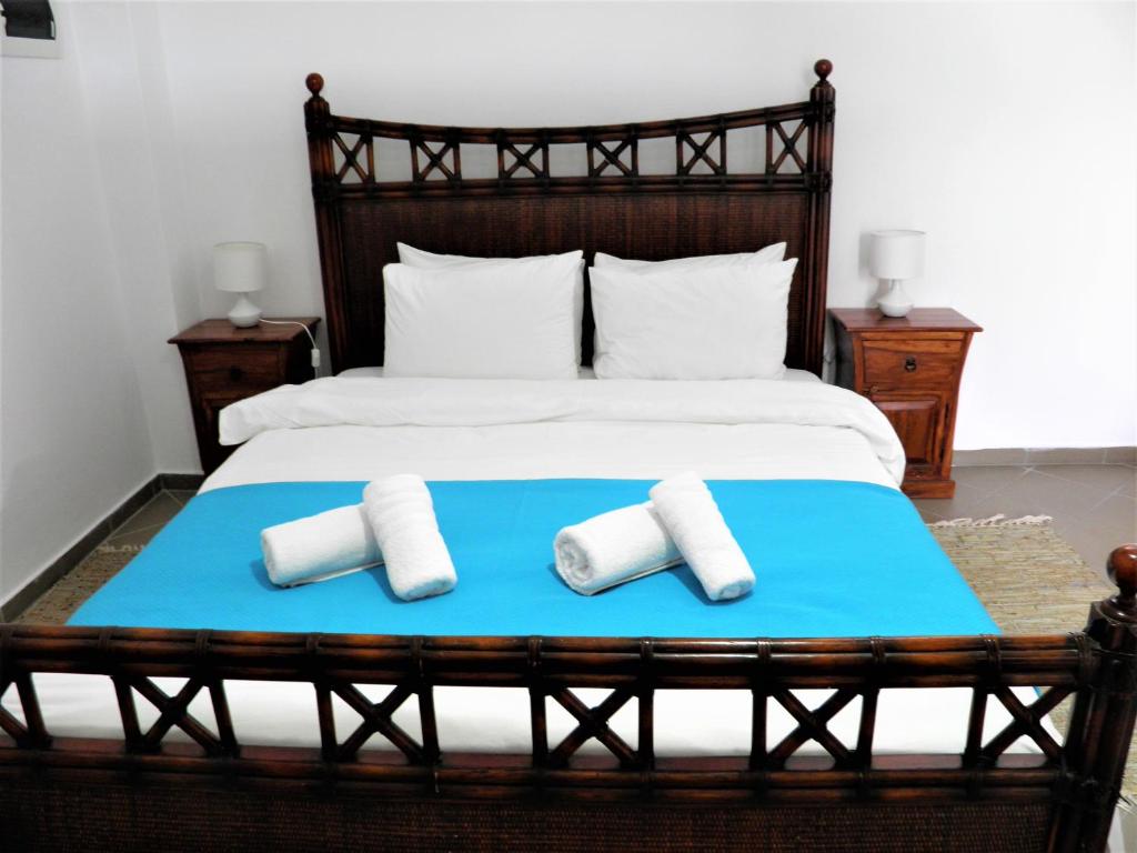 Postel nebo postele na pokoji v ubytování Santorini Traditional Suites