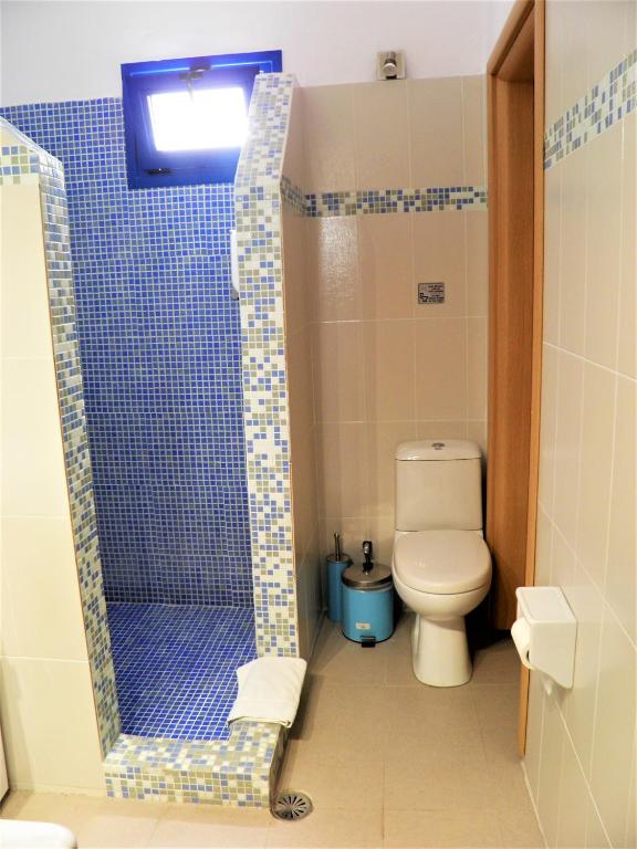 Koupelna v ubytování Santorini Traditional Suites