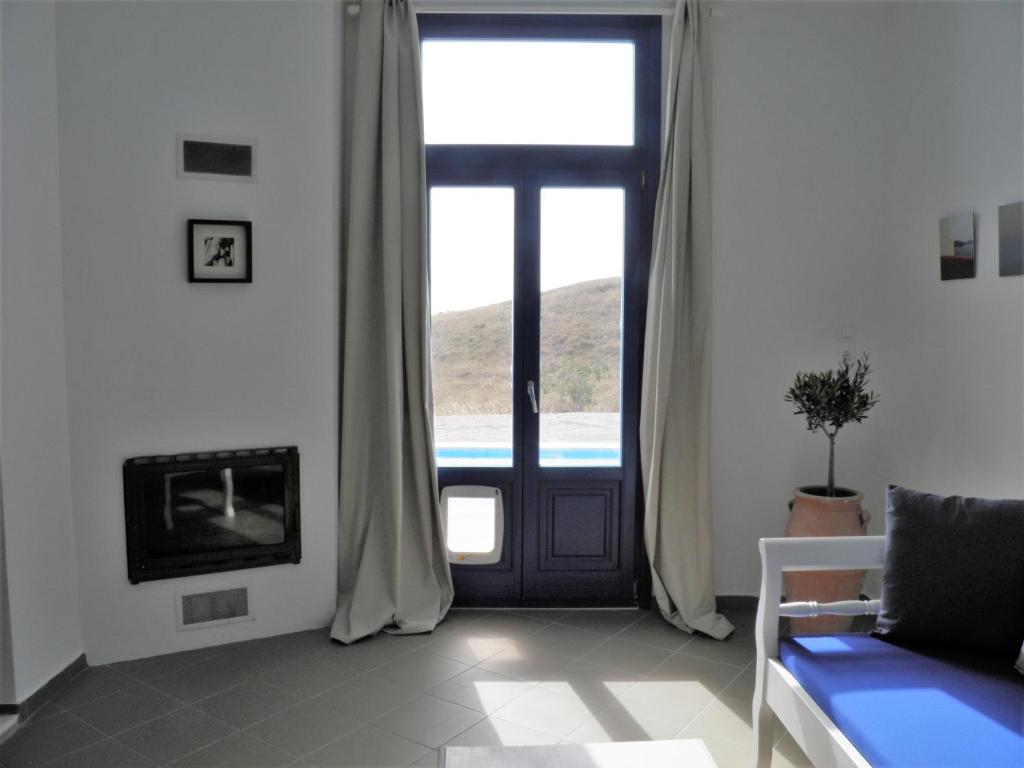TV a/nebo společenská místnost v ubytování Santorini Traditional Suites