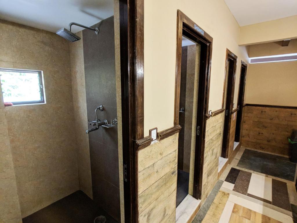 A bathroom at Hotel Forest Lake Backpackers' Hostel