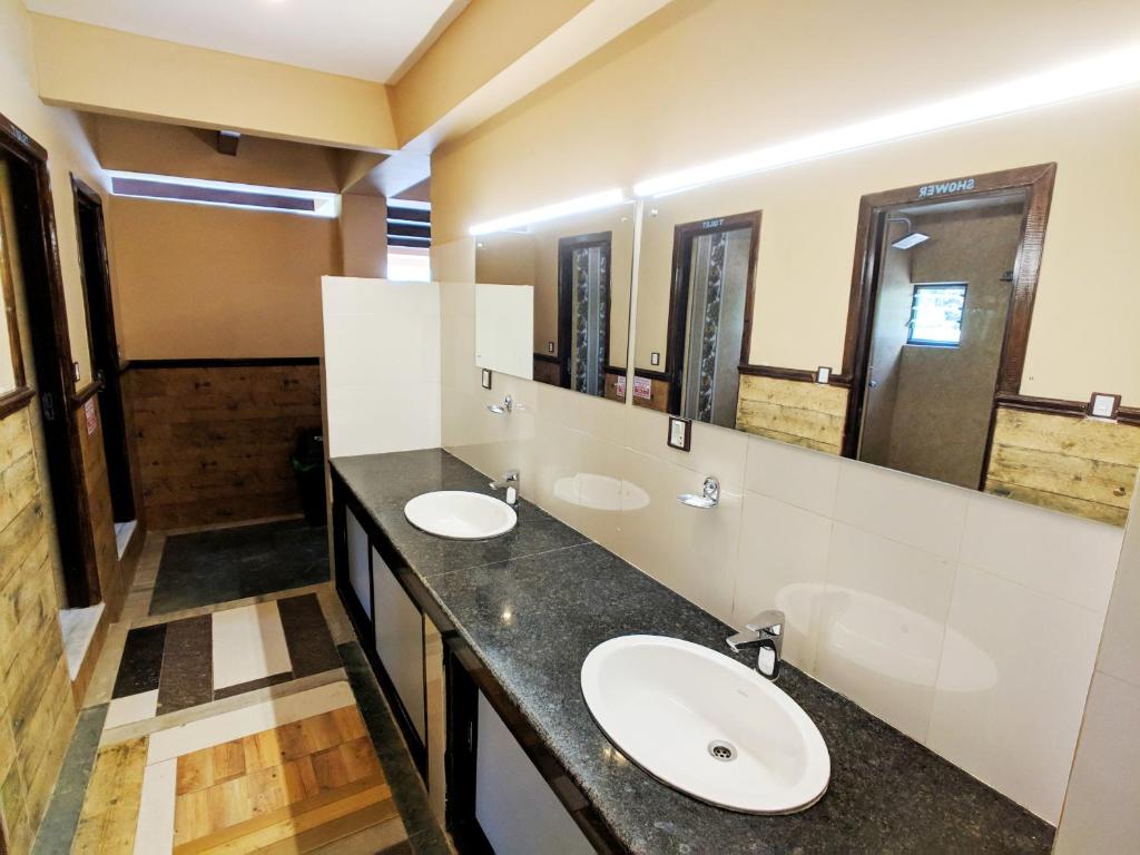 A bathroom at Hotel Forest Lake Backpackers' Hostel